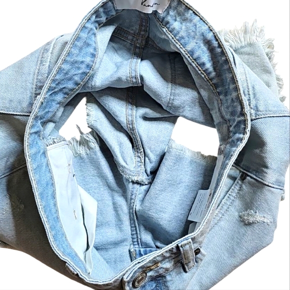 KanCan Zion Ultra High-Rise Distressed Shorts. Women's Size: W7/27x2.5L - Picture 9 of 10